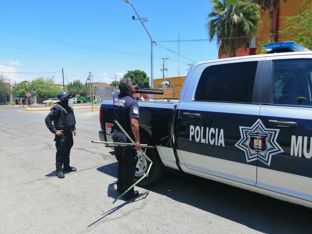 A cinco días de que los elementos de la Policía Municipal aseguraron a un menor de edad al que sorprendieron robando las antiguas instalaciones del Hospital Militar de Torreón, la mañana de este lunes los agentes detuvieron a una pareja por el mismo delito. (EL SIGLO DE TORREÓN)