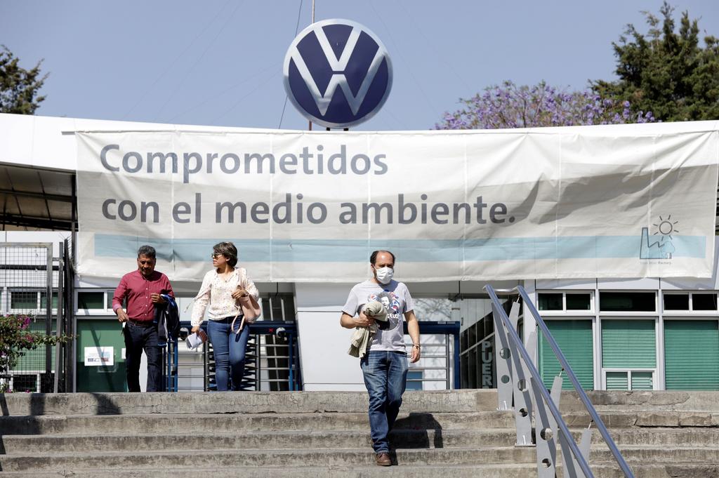 La empresa alemana Volkswagen informó que el 2 por ciento de los trabajadores de la planta en Puebla han dado positivo a COVID-19 en pruebas rápidas. (ARCHIVO)