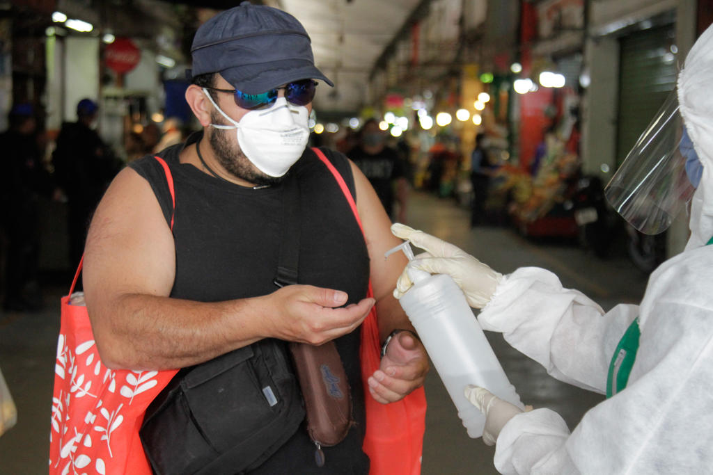 Las autoridades de sanidad de Estados Unidos emitieron el lunes una advertencia sobre un gel desinfectante de manos fabricado en México porque contiene grandes cantidades de metanol, o alcohol metílico. (ARCHIVO)
