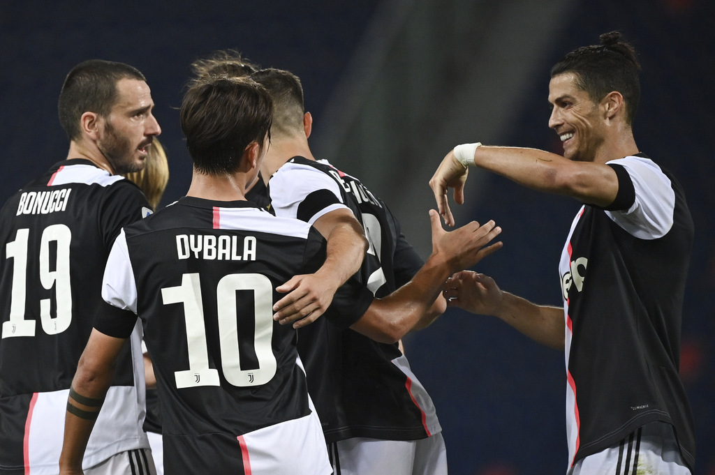 Cristiano Ronaldo (d) y Paulo Dybala celebran con sus compañeros la anotación de un gol, en la victoria 2-0 sobre Bolonia. (ARCHIVO)