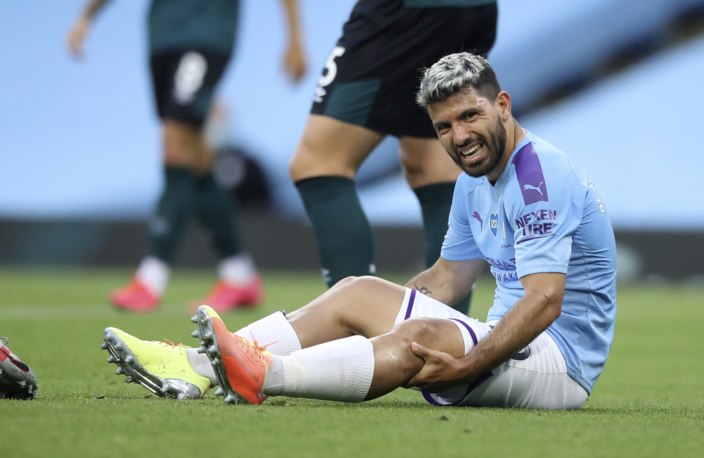 Sergio Agüero se lesionó la rodilla izquierda y tuvo que salir. (AP)