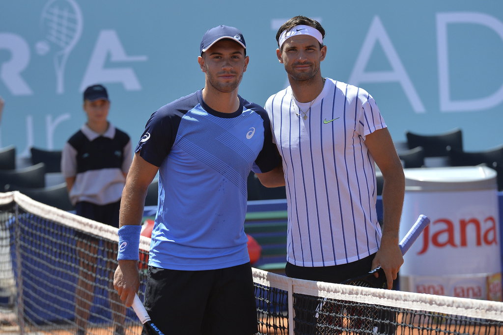 En esta foto del sábado pasado, Grigor Dimitrov (d) y Borna Coric posan previo a la semifinal del torneo de exhibición en Zadar, Croacia; ambos tenistas resultaron positivo al COVID-19. (AP)