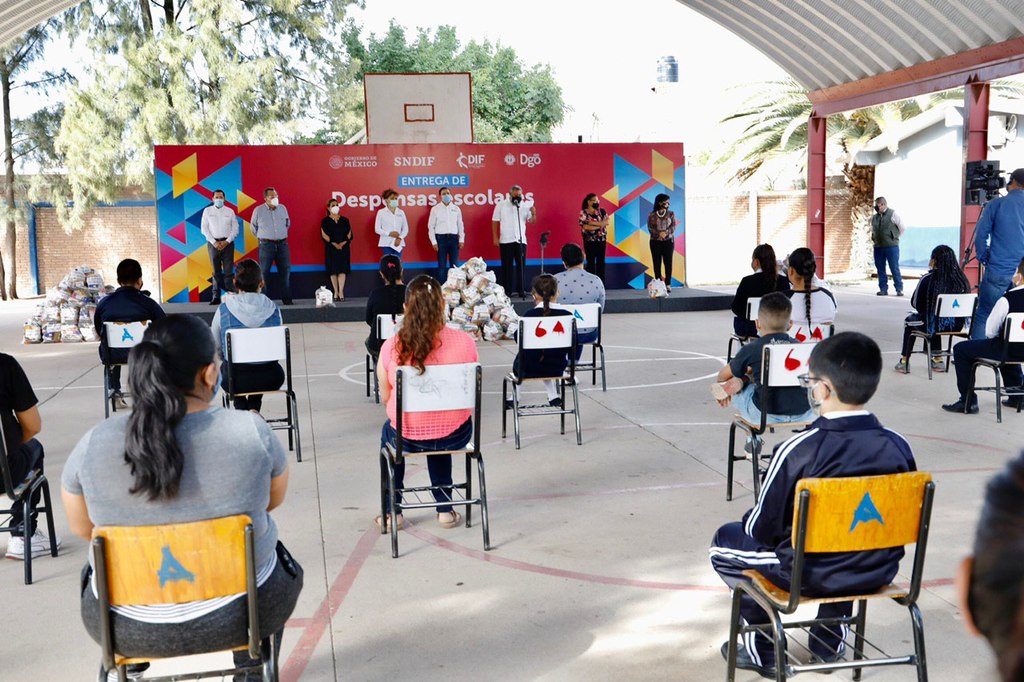 El gobernador de Durango, José Rosas Aispuro Torres, realizó la entrega de apoyos en una escuela primaria. (CORTESÍA) 