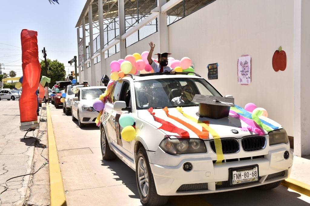 Los vehículos fueron adornados con globos y mensajes. (EL SIGLO DE TORREÓN / Erick Sotomayor Ruiz)
 
