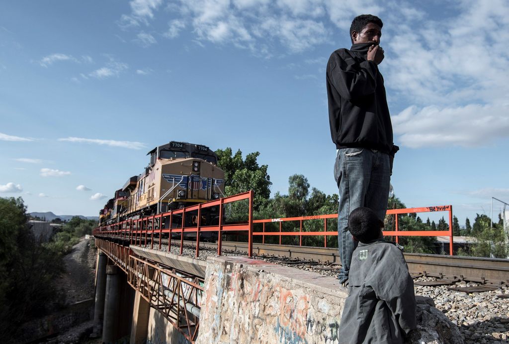 Familias de migrantes centroamericanos intentan subirse al tren 'la Bestia' en la entidad.