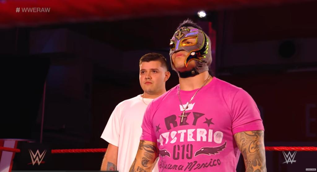 Rey Mysterio junto con Aleister Black enfrentaron a Seth Rollins y Buddy Murphy. (ESPECIAL)