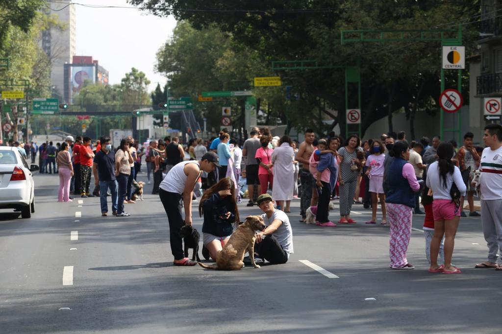 Capitalinos salieron a la Avenida Eje Central ante #sismo de esta mañana. (REFORMA)