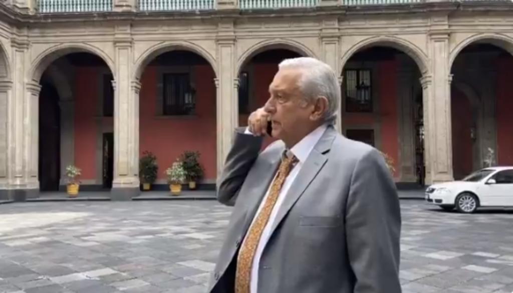 El mandatario aparece en el video realizando una llamada telefónica con David León, de protección civil, quien le reportó que se trata de un sismo fuerte con epicentro en Oaxaca. (ESPECIAL)
