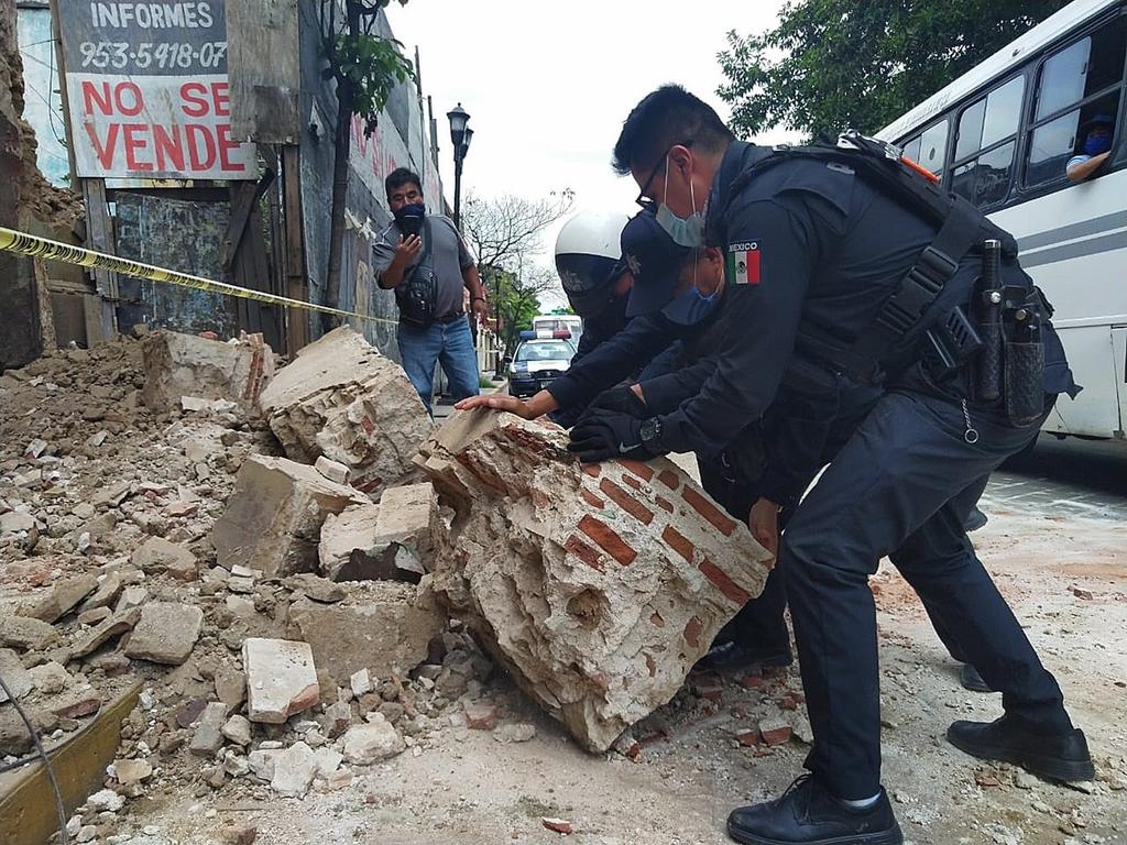 En declaraciones a medios, el gobernador del sureño estado de Oaxaca, Alejandro Murat, informó que una persona perdió la vida y otra resultó herida tras un 'pequeño derrumbe' de un edificio.


(EFE)