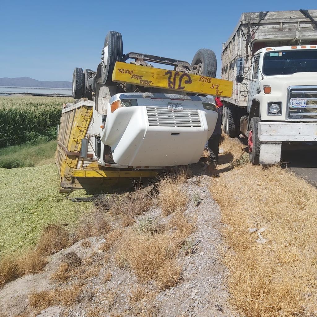 El accidente sucedió a las 11 de la mañana de este martes sobre la citada vialidad a la altura del entronque 20 de Noviembre y el ejido La Rosita. 
(EL SIGLO DE TORREÓN)
