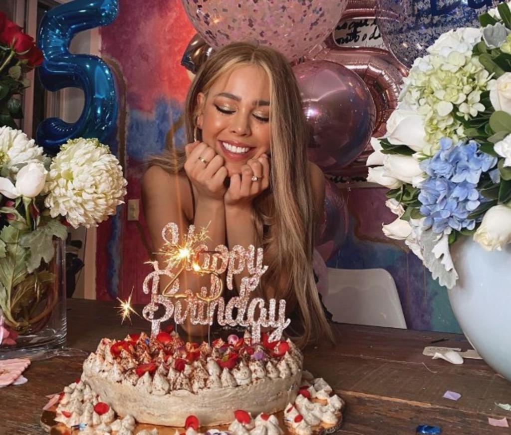 La intérprete compartió en su cuenta de Instagram su sentir en su cumpleaños, posteó una fotografía en la que aparece sonriente con un pastel. (INSTAGRAM) 