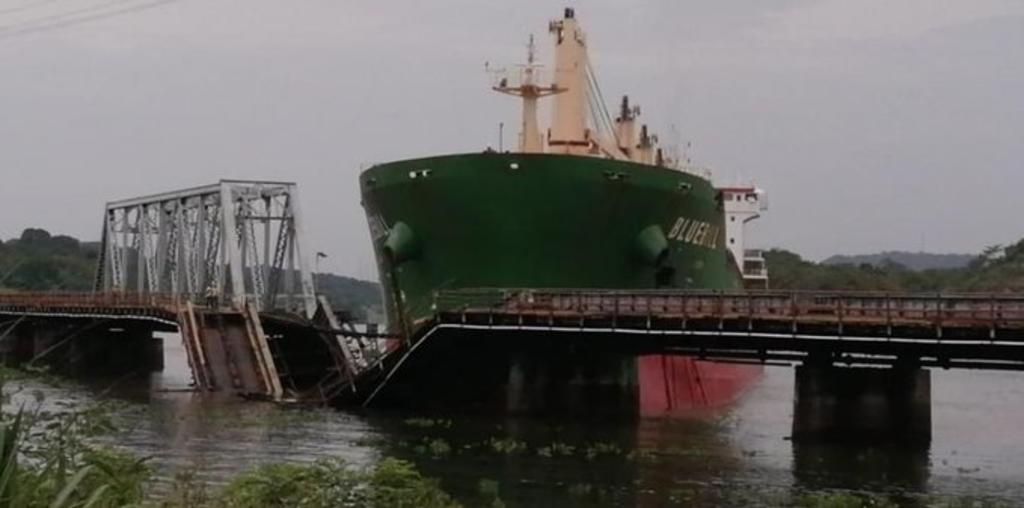 Un buque granelero (que transporta granos) en tránsito por el Canal de Panamá colisionó el martes con un puente por el que atraviesa el ferrocarril transístmico (que transporta principalmente contenedores) sin que se registrasen heridos ni se afectara la operación de la vía marítima. (ARCHIVO)