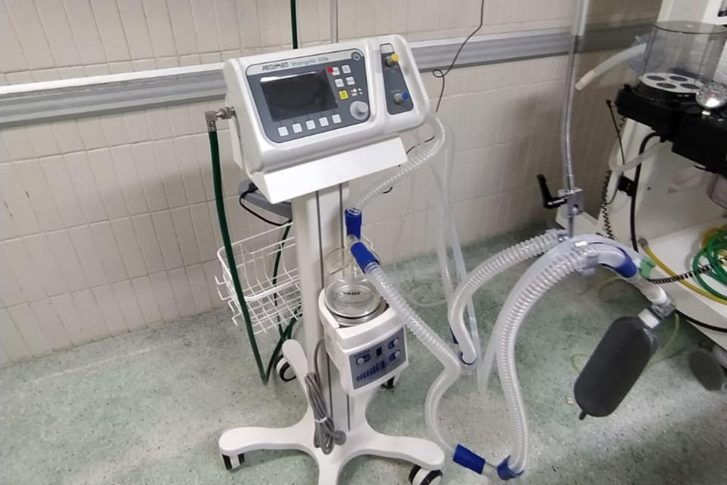 La Clínica Hospital ISSSTE de Monclova recibió dos nuevos ventiladores mecánicos para respiración asistida, informó el director administrativo del centro médico para trabajadores del Estado, Enrique Sánchez Campos. (SERGIO RODRÍGUEZ)