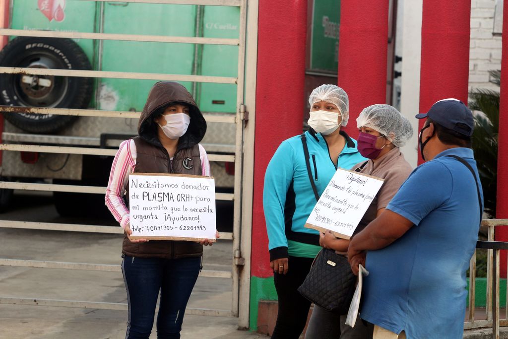 Familiares de enfermos de coronavirus buscan donante de plasma en la entrada del Banco de Sangre de Santa Cruz. (EFE) 