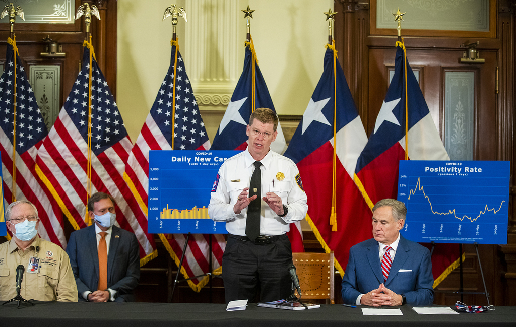 El gobernador ha señalado que Texas sigue teniendo muchas camas de hospital disponibles. (AP) 