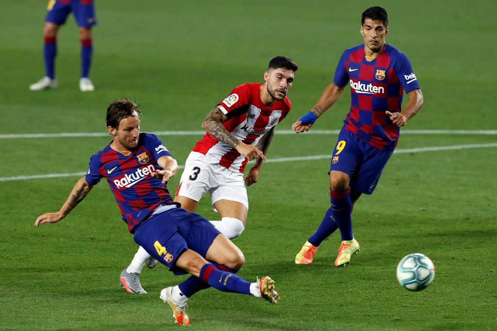 Ivan Rakitic define de pierna derecha para marcar el único tanto, en la victoria de Barcelona ante Bilbao.