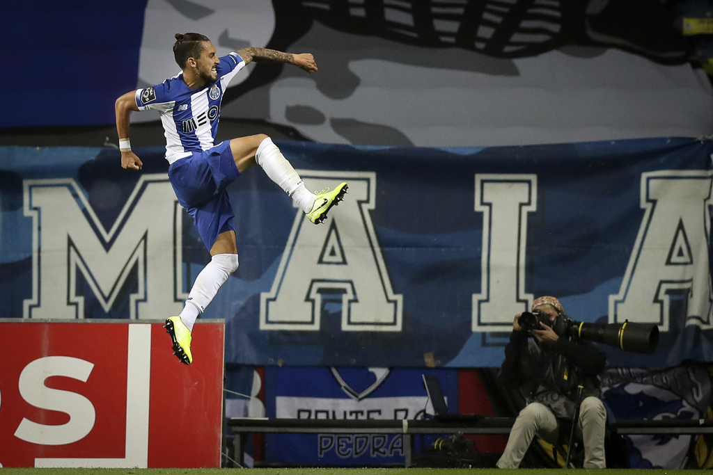 Alex Telles celebra luego de marcar el segundo tanto del Porto, en la goleada 4-0 sobre Boavista. (AP)
