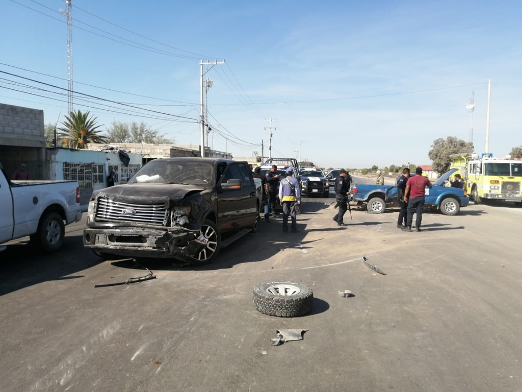 Dos camionetas terminaron con daños de consideración y se habla de que un tercer vehículo se retiró del lugar. (EL SIGLO DE TORREÓN)