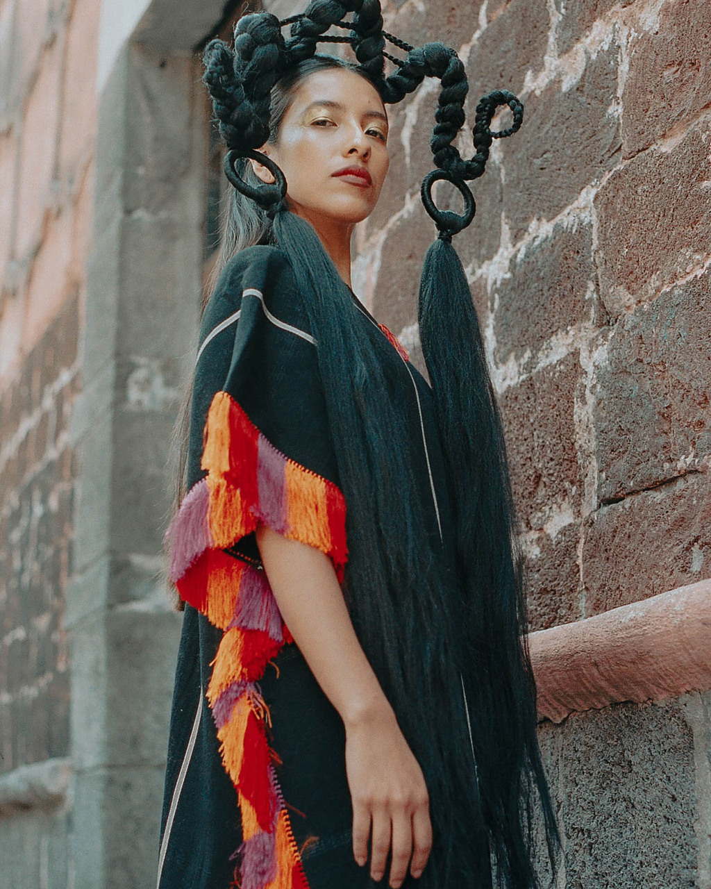LA MARCA. Retoma el patronaje ancestral; trabaja con las raíces del vestido mexicano y con su concepción geométrica. 