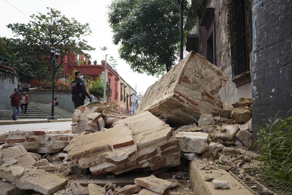 El saldo. El sismo de magnitud 7.5 que golpeó ayer a la región Costa de Oaxaca, y cuyo epicentro fue a unos 20 kilómetros de La Crucecita, en Santa María Huatulco, dejó un saldo preliminar de seis personas muertas, además de daños materiales.