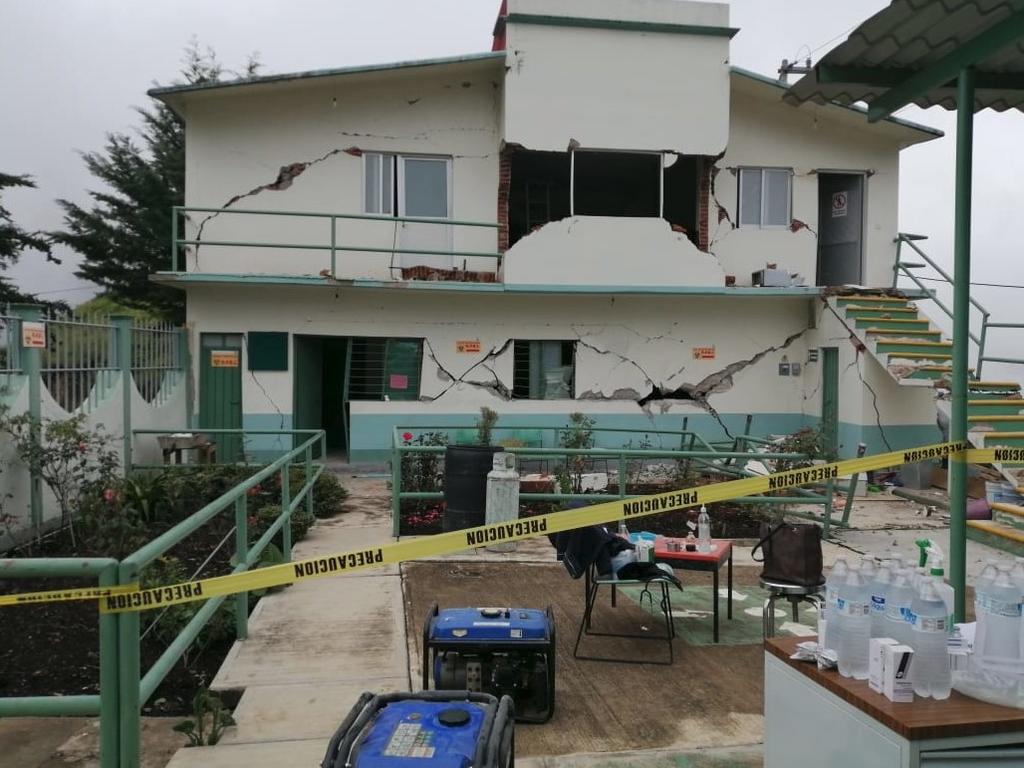 La Unidad Médica de Ozolotepec, Oaxaca, sufrió daños en su estructura tras el sismo de 7.5.
