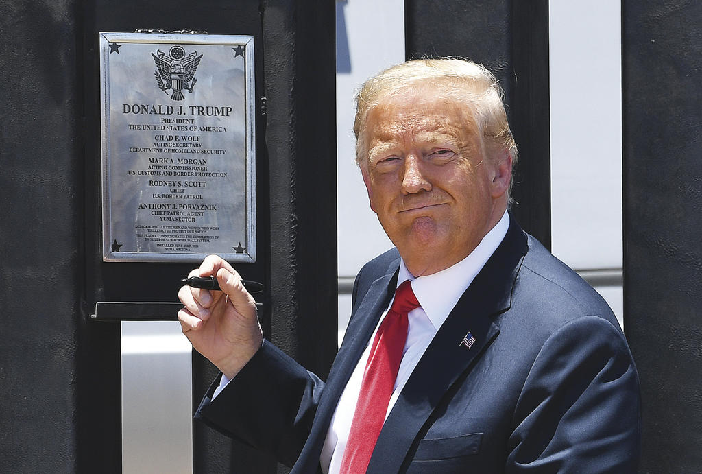 El presidente de EUA, Donald Trump, alegó este martes que su 'muro' ha 'frenado' la entrada de la COVID-19 desde México, a pesar de que su país supera con creces al vecino en número de muertes. (AP)