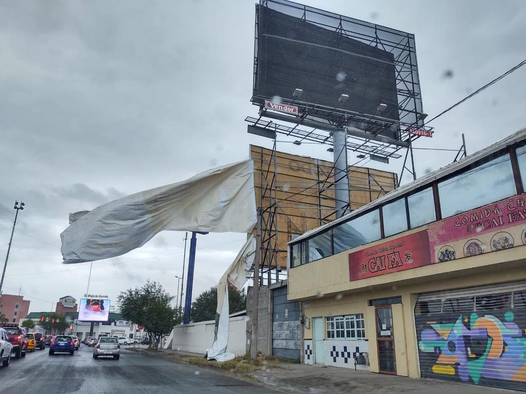 Las fuertes ráfagas de viento causaron estragos en los espectaculares de Torreón. (IVÁN CORPUS)