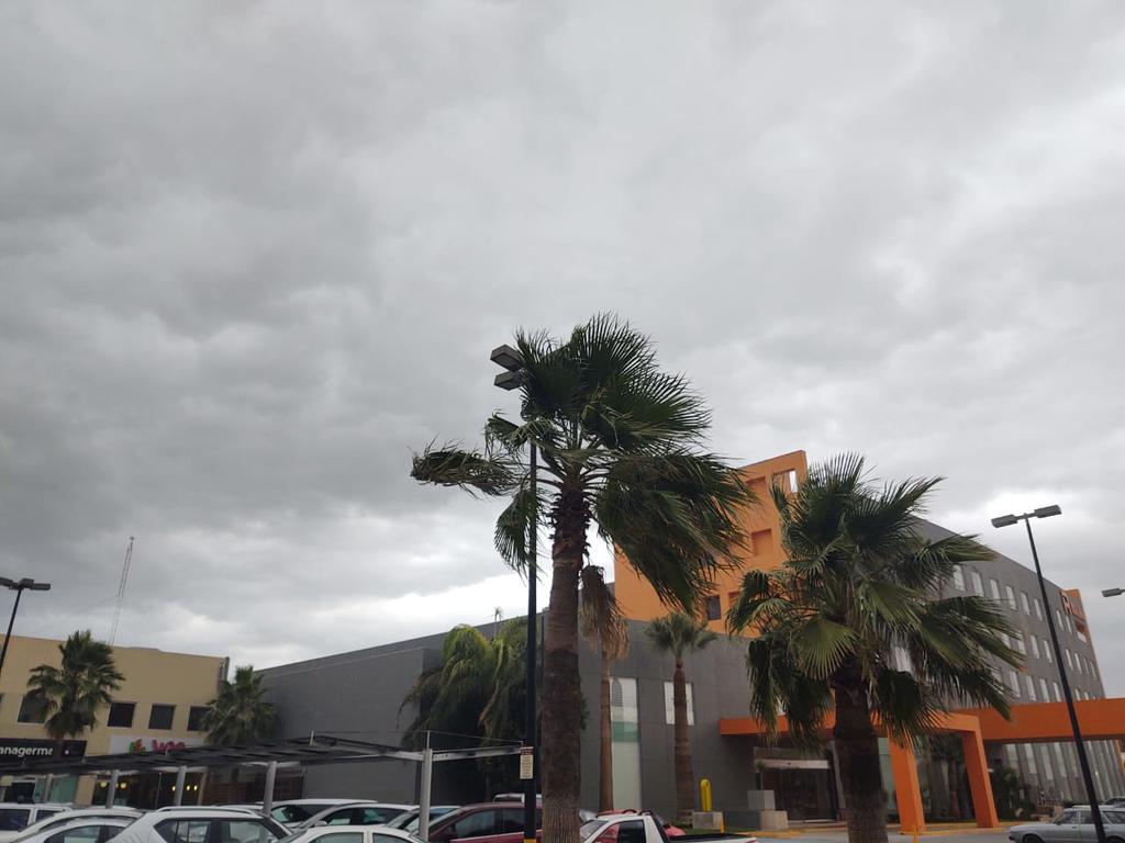 Momentos antes de que la tolvanera llegará a Torreón el cielo se nubló completamente. (IVAN CORPUS)
