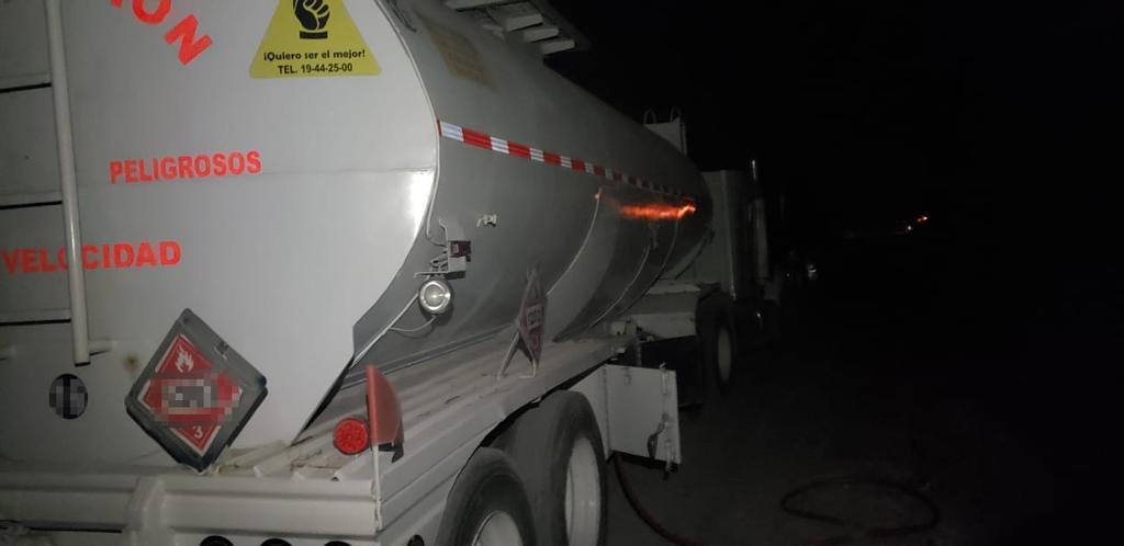 Localizaron un camión cisterna abandonado a 10 metros de una toma clandestina de un ducto de Pemex en la carretera 57. (EL SIGLO COAHUILA)