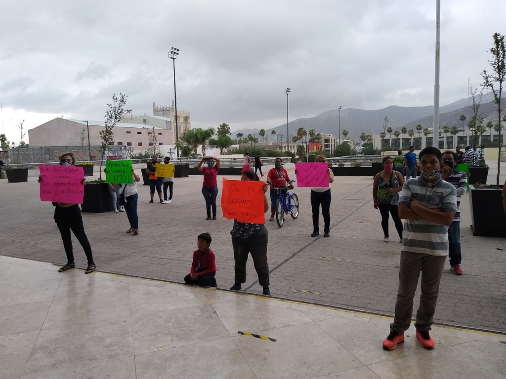 La protesta se registró por la mañana del miércoles en la Presidencia Municipal de Torreón. (EL SIGLO DE TORREÓN)