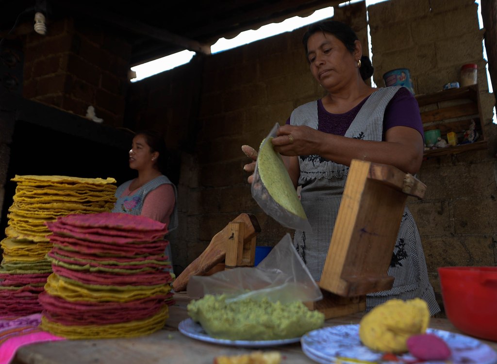 TRADICIÓN. Este grupo de mujeres mantiene viva una técnica de la gastronomía maya. (CORTESÍA / EFE)
