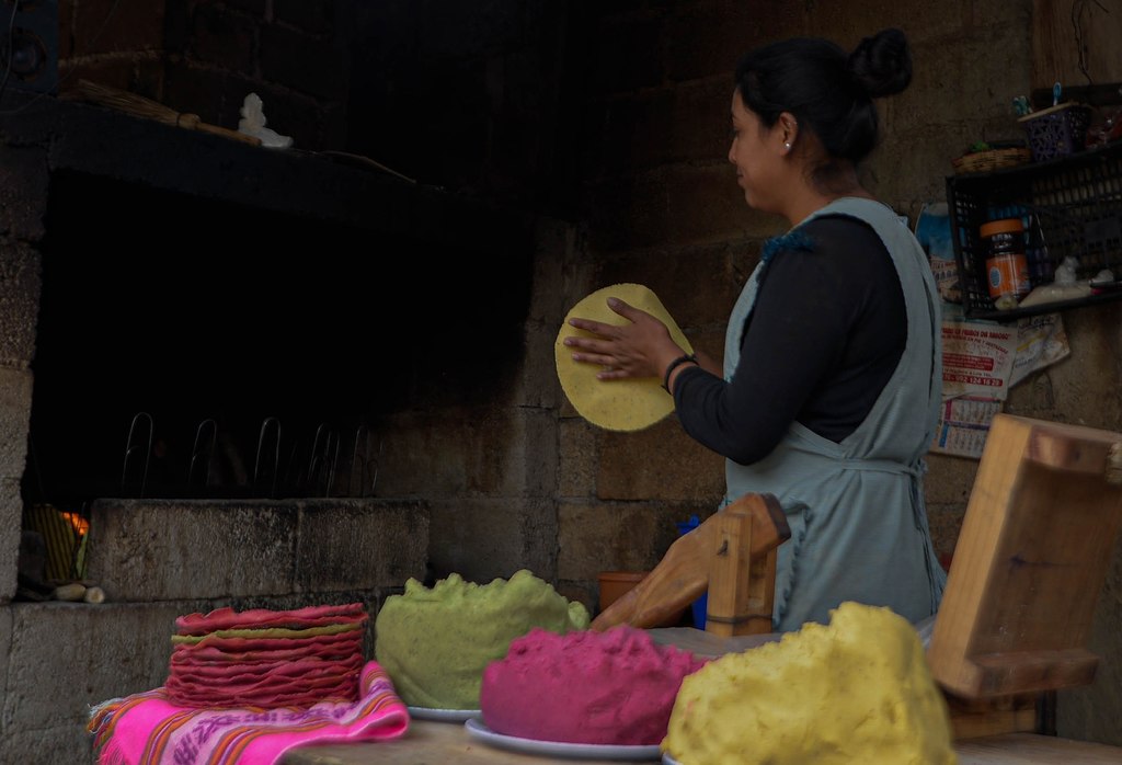 TÉCNICA. Las mujeres emplean la nixtamalización para el proceso del maíz. (CORTESÍA / EFE)