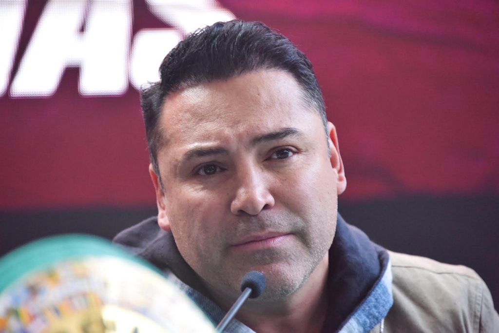 El hoy presidente de la promotora 'Golden Boy Promotions', aseguró que revisa la idea de volver a sostener combates sancionados. (AGENCIAS)