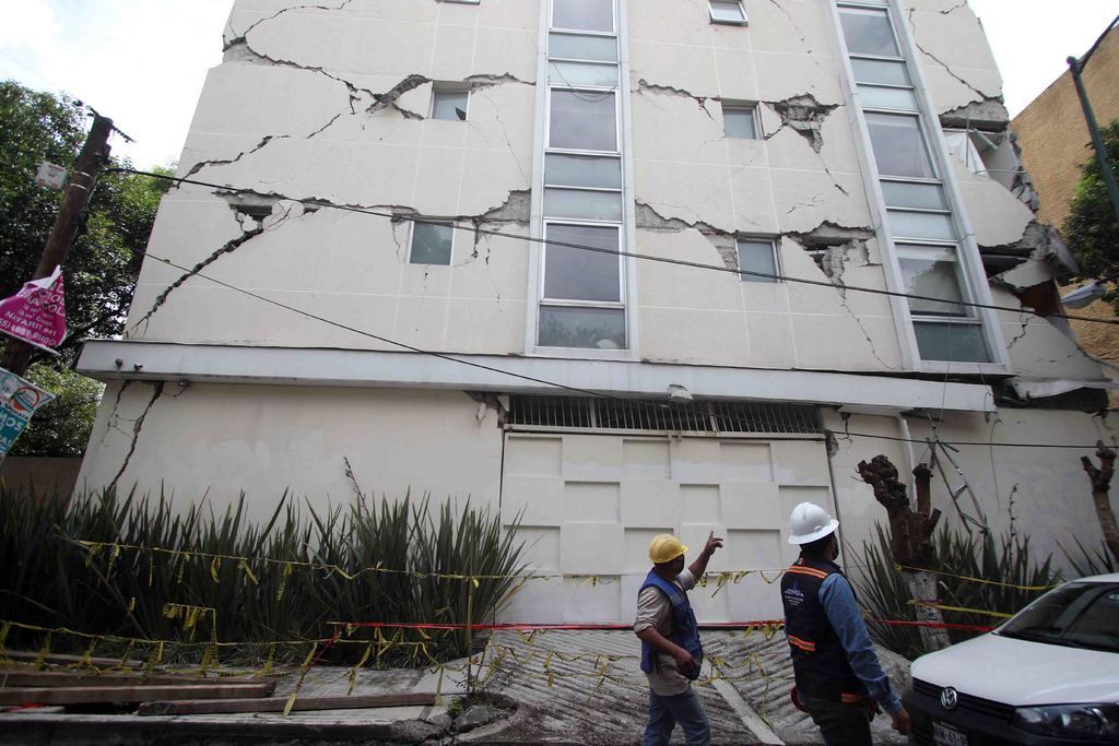 El edificio en Tepic 40 fue reportado con riesgo de derrumbe y daños hacia los vecinos.