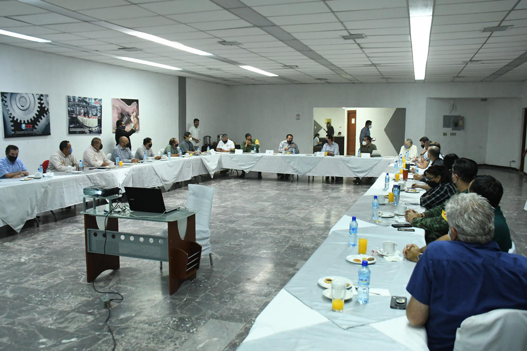 Empresarios de la Ciudad Industrial de Torreón se reunieron con el fiscal general del estado, Gerardo Márquez Guevara, y el coordinador regional de la Secretaría de Seguridad Pública, Adelaido Flores Díaz. (FERNANDO COMPEÁN)