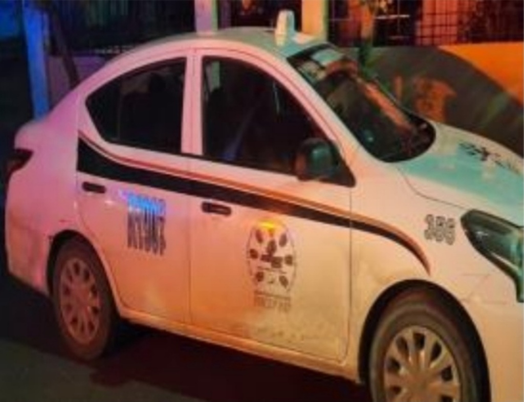 El taxi Nissan Versa fue recuperado por las autoridades policiales, horas después de haber ocurrido el ilícito. (EL SIGLO DE TORREÓN)
