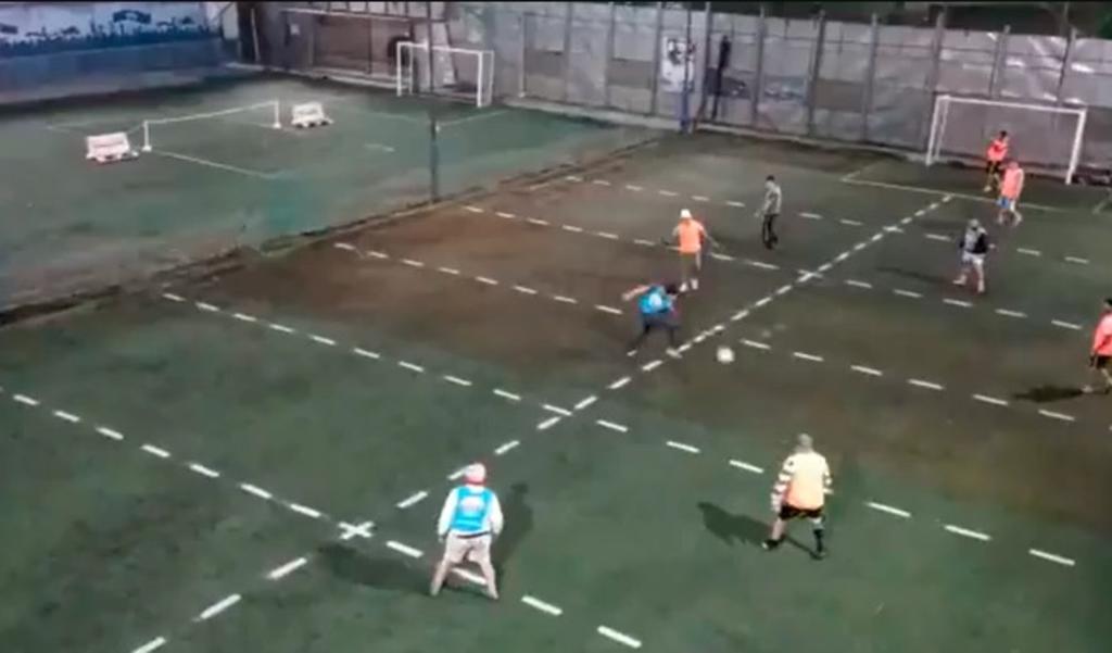 En Argentina es casi imposible dejar de jugar, al menos para los aficionados que han adaptado el Futbol5 con la 'sana distancia', una medida para evitar la propagación del coronavirus. (ESPECIAL)