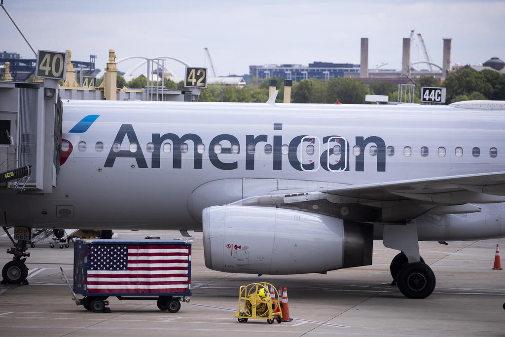 Los aviones de American Airlines volarán con ocupación plena a partir de la semana próxima, sin el menor intento de imponer una distancia sana, a pesar de que en Estados Unidos se están batiendo récords diarios de casos confirmados de coronavirus. (ARCHIVO) 