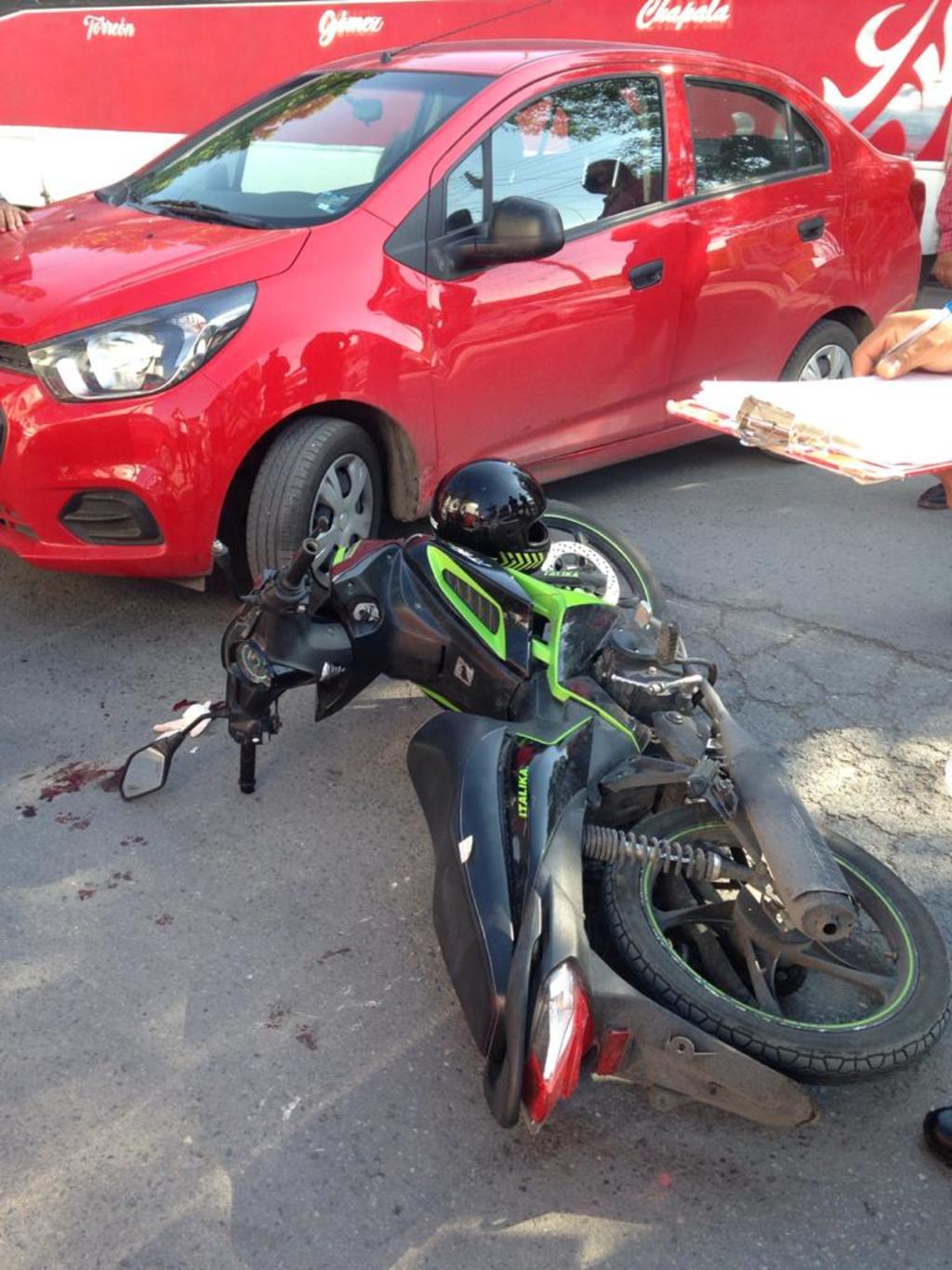 El joven lesionado viajaba a bordo de una motocicleta de la marca Italika de color verde con negro.