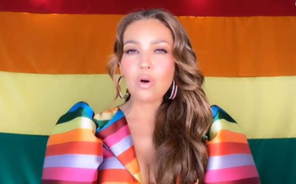 Thalía fue la encargada de dar el banderazo de salida de la Marcha del Orgullo LGBT+. (ESPECIAL) 