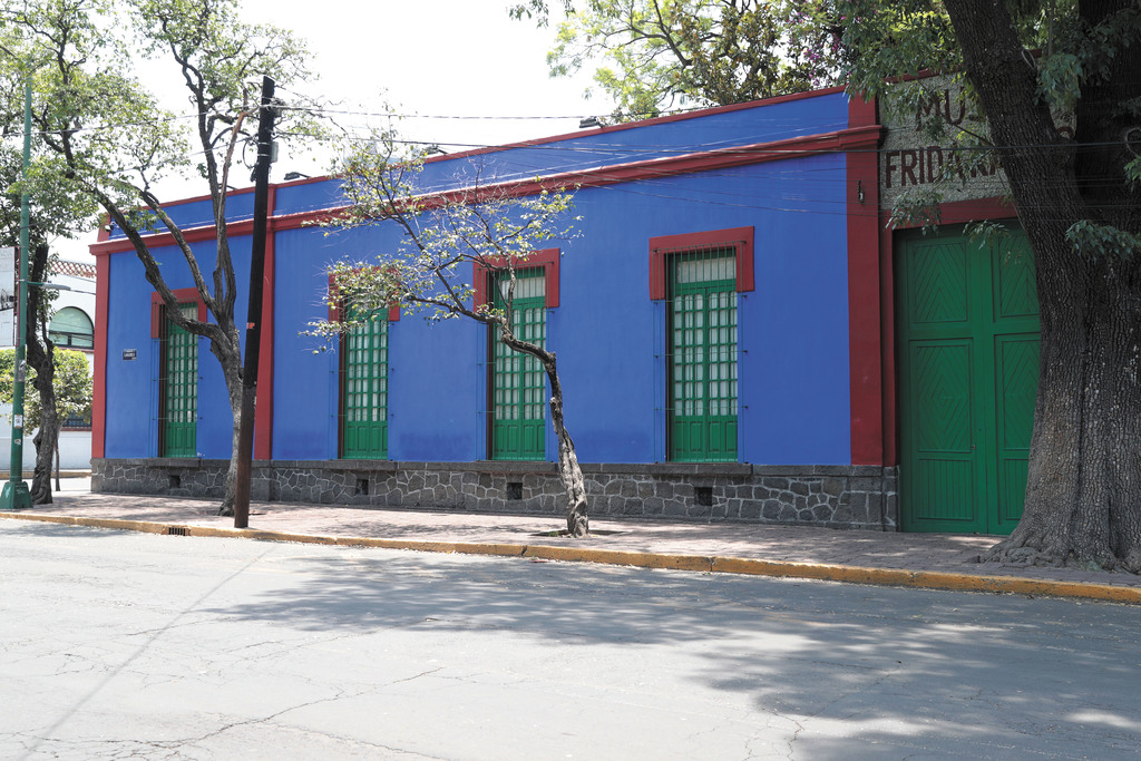Cuando reabra el Museo Frida Kahlo, entre otras medidas similares a las arriba enlistadas, no habrá en los jardines mesas ni sillas y se marcarán recorridos. (AGENCIAS) 