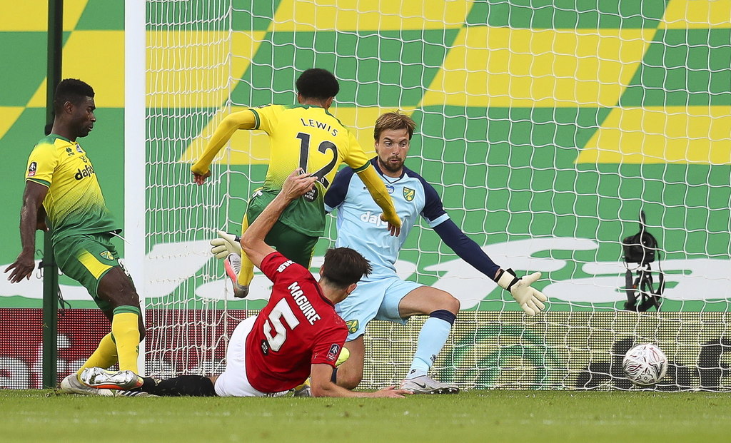 Harry Maguire (5) remata para anotar el segundo tanto del Manchester United, en la victoria 2-1 sobre Norwich. (EFE)