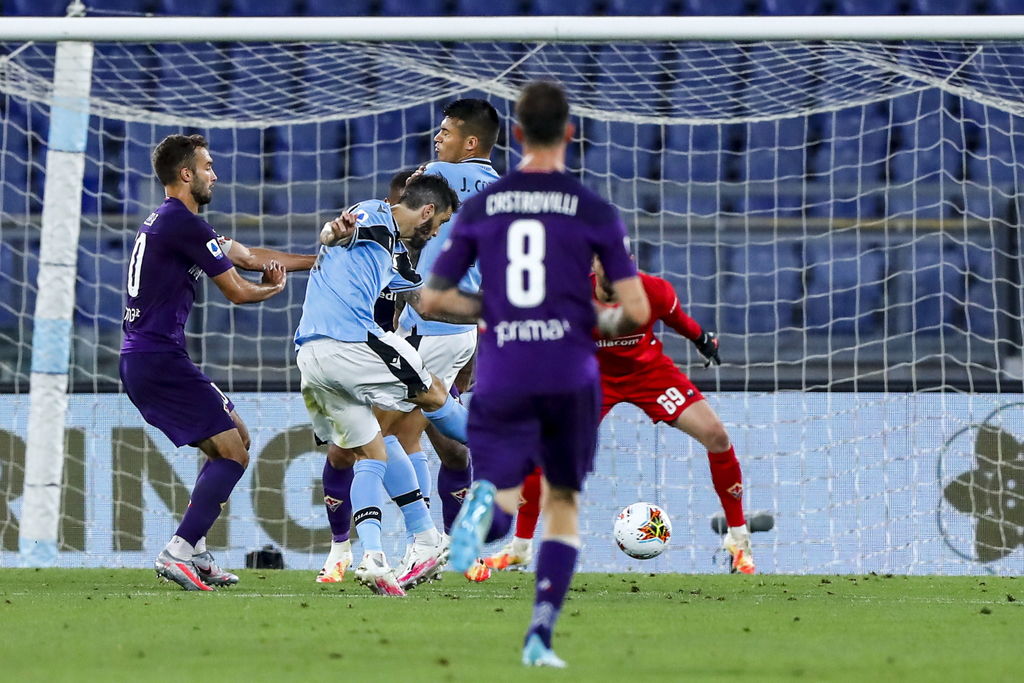 El español Luis Alberto (c) dispara para marca el segundo gol del Lazio, en la victoria 2-1 sobre Fiorentina. (EFE)
