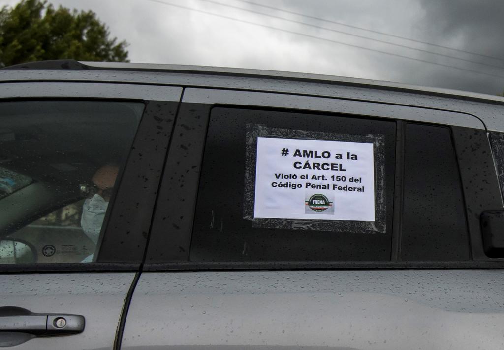 Una caravana de automovilistas se manifestó esta tarde en las principales calles de la capital de Guanajuato para exigir la renuncia del presidente Andrés Manuel López Obrador. (EFE)
