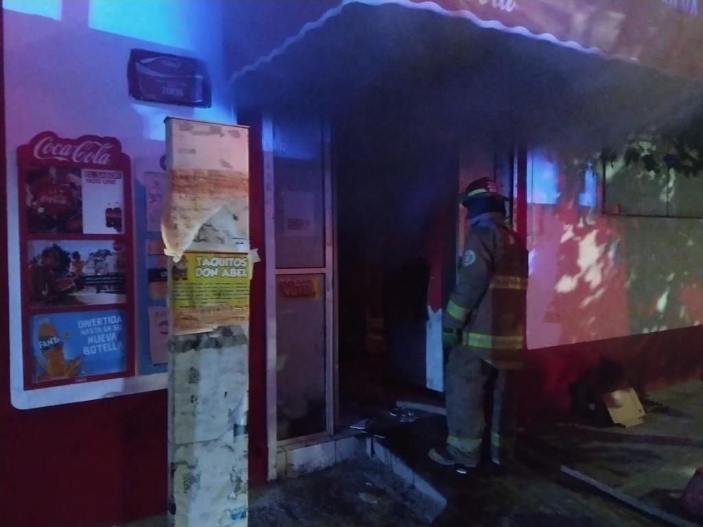 La madrugada de este domingo se registró un incendio en el interior de un local comercial del fraccionamiento Santa Teresa de la ciudad de Gómez Palacio. (EL SIGLO DE TORREÓN)
