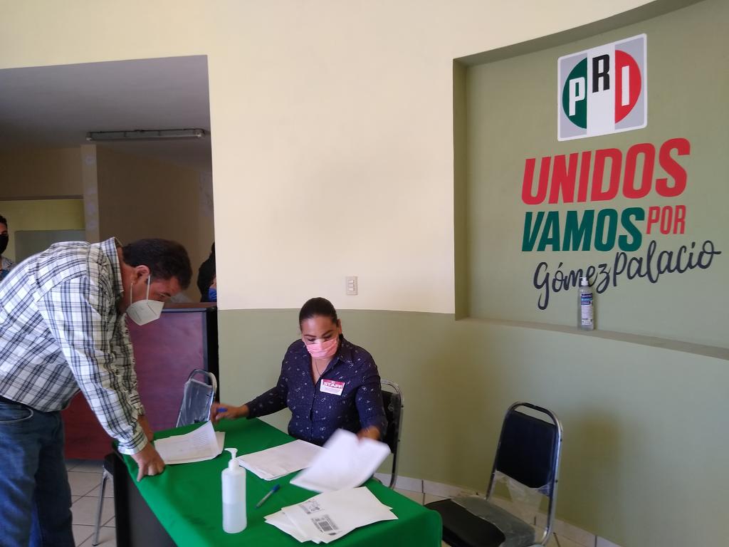 Este domingo se realizan las votaciones para la elección de presidente del PRI en Gómez Palacio. Las casillas cierran a las 2 de la tarde y hasta el momento van más de 80 votos. (DIANA GONZÁLEZ)