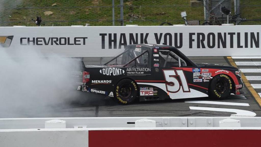 El piloto Brandon Jones ganó este domingo la carrera de la serie Truck, de la NASCAR, que se llevó a cabo en el Pocono Raceway, en una largada en las últimas dos vueltas en la primera de las tres carreras disputadas. (CORTESÍA)