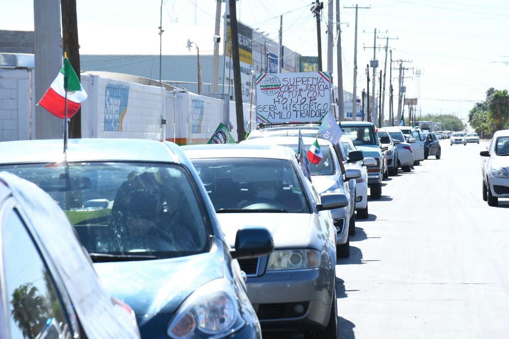 Automóviles de Coahuila y Durango partieron de la avenida Juárez con rumbo a la Plaza Mayor de esta ciudad.