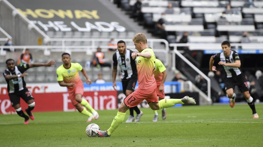 Kevin De Bruyne marcó de penal el primer tanto, en el triunfo del Manchester City 2-0 sobre Newcastle. (AP)