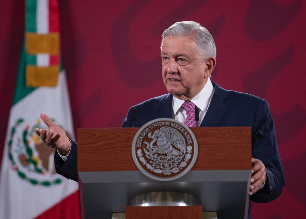 Obrador arrancó su conferencia mañanera en donde dijo que a pesar de lo intenso de la semana pasada llamó a seguir trabajando en la transformación del país, 'ni un paso hacia atrás, ni para tomar impulso'.
(EL UNIVERSAL)